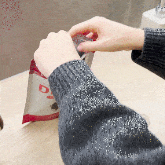 Animated demonstration of how to prepare Lulutox Detox Tea — steeping the tea bag in hot water